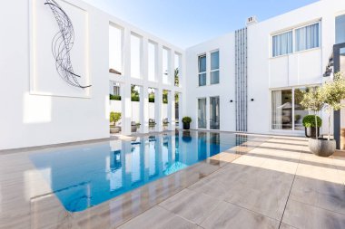 Lüks bir Akdeniz malikanesinin arka bahçesinde satılık lüks bir sonsuz yüzme havuzu. 