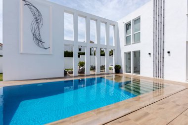 Lüks Akdeniz malikanesinde sonsuz yüzme havuzunun yanında bir havuz manzarası. 