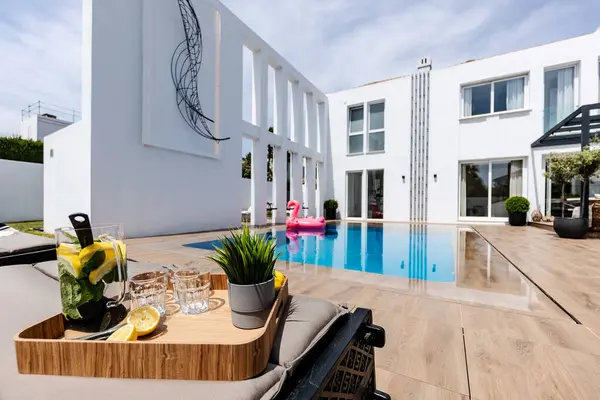 Akdeniz Malikanesi 'ndeki sonsuz yüzme havuzunun önündeki limonatanın lüks görüntüsü. 