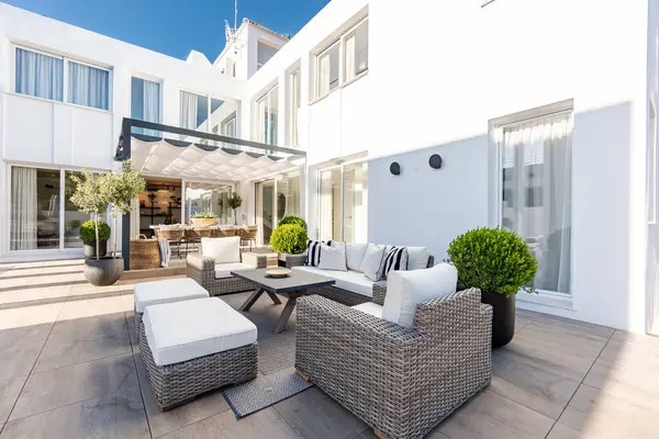 Akdeniz malikanesinin arka bahçesindeki lüks mobilyaların bahçe görüntüsü.