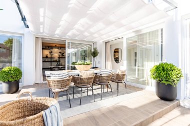 Akdeniz 'deki bir malikanenin arka bahçesindeki büyük bir açık hava yemek masasının resmi.