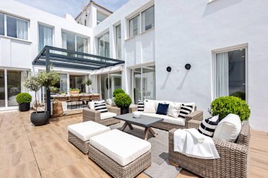 İnanılmaz mobilyalarla dolu lüks bir Akdeniz malikane bahçesinin görüntüsü.