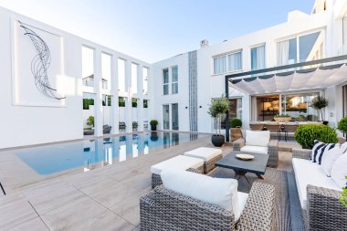 Lüks Akdeniz malikanesinde sonsuz bir yüzme havuzu ve bahçe mobilyası. 