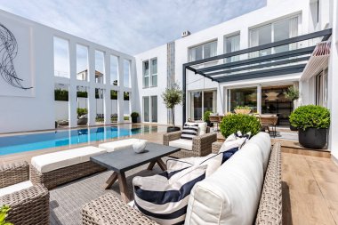 Birçok mobilyası ve yüzme havuzu olan lüks bir Akdeniz konağı bahçesi. 