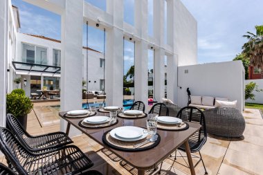 Tabaklarla hazırlanmış açık hava yemek masası görüntüsü ve bahçede yemek için hazır.