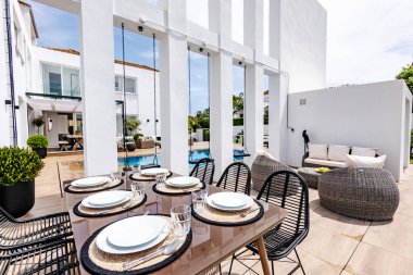 Akdeniz Malikanesi 'nde öğle yemeği için bir açık hava sofrası kurun. 