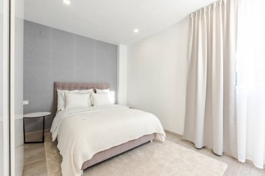 Akdeniz tatil evinde yatağı ve küçük masası olan basit bir misafir odası. 