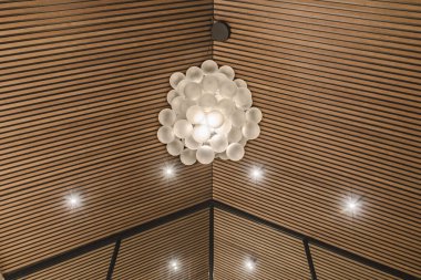 Lüks Akdeniz villasında yeni bir ahşap tavan kirişleri ve ışıklandırma sistemi.