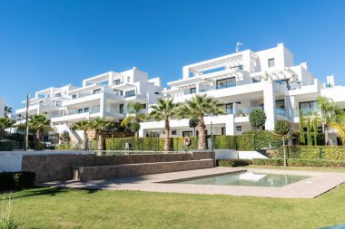 Özel yüzme havuzları ve birden fazla Akdeniz apartmanı olan lüks tatil evi imajı