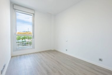 Akdeniz yazlık evinde, penceresinden dağ manzaralı boş bir oda. 