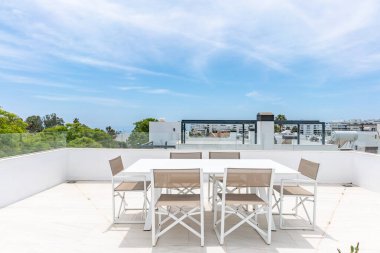 Marbella 'nın sahil şeridine bakan özel bir terasın resmi. 