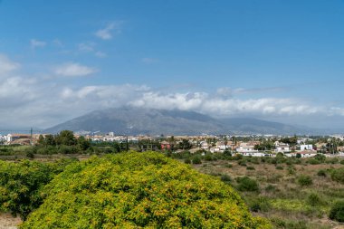 İspanya 'nın Marbella kasabasını çevreleyen dağların manzarası.