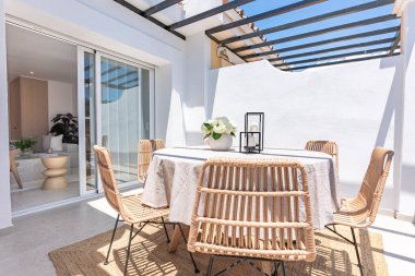 Akdeniz 'deki güneşli terasta bir açık hava yemek masasının yakın plan görüntüsü. 