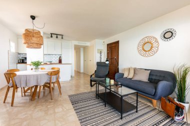 Sahile yakın tatil dairesindeki geleneksel bir Akdeniz oturma ve yemek odası. 