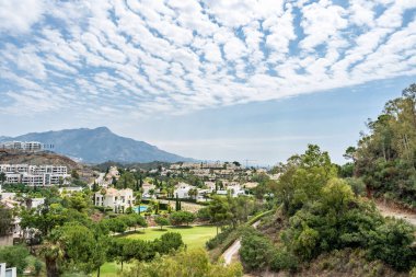 Akdeniz 'in Marbella kasabasında saklanan bir golf sahasının manzarası. 