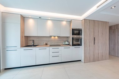 Akdeniz 'de aydınlık bir mutfağın resmi. 