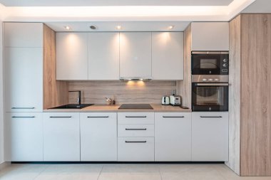 Akdeniz yazlığında yenilenmiş bir mutfağın yakın plan resmi.