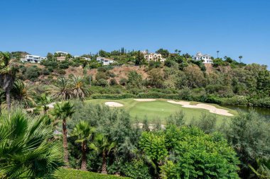 Costa Del Sol boyunca uzanan Akdeniz golf sahasının manzarası. 