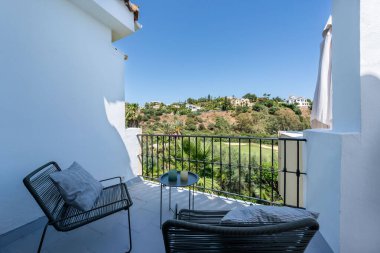 Akdeniz golf sahasına bakan özel bir balkon terası görüntüsü.