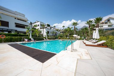 Lüks bir açık deniz yüzme havuzu görüntüsü.