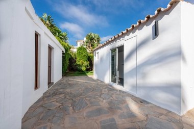 Lüks Akdeniz malikanesinde bir çift misafir dairesinin resmi.