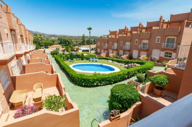 Toplum bahçelerine bakan bir manzara ve tatil sitesinde yüzme havuzu. 