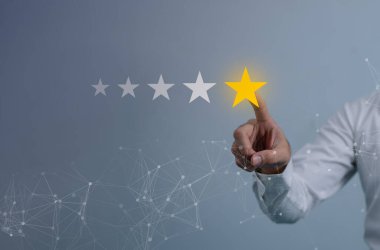 Müşteri hizmetleri ve Memnuniyet konsepti, iş adamları mutlu gülen yüz ikonunun sanal ekranına dokunarak hizmette tatmin oluyorlar. reyting çok etkileyici..