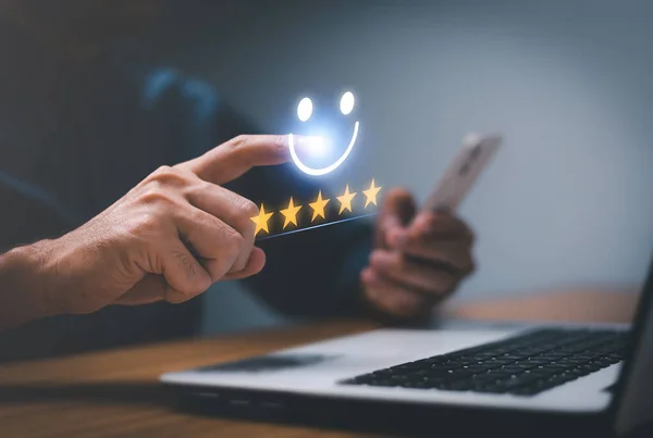 Müşteri memnuniyeti anketi. İş adamları ya da müşteriler tablet ekranındaki başvuru ile memnuniyet gösteriyorlar. En tatmin edici notu vererek ve 5 yıldız vererek..