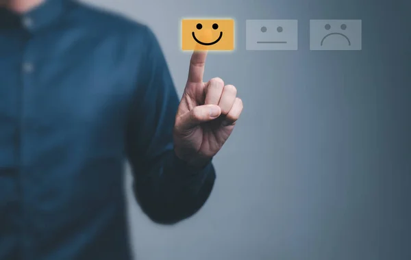 Kundendienstbewertungskonzept Männlich Ist Zufriedenheit Auf Virtuellem Touchscreen Feedback Mit Smiley — Stockfoto