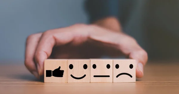 Close Kundenhand Wählen Lächeln Gesicht Und Verschwommenes Trauriges Gesicht Symbol — Stockfoto