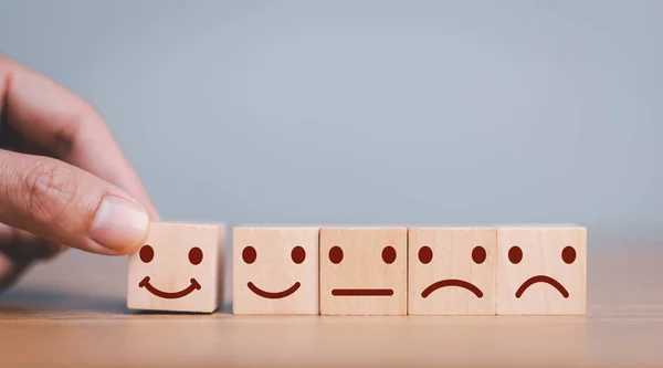 Hand Nach Oben Hölzernen Würfelblock Die Lächeln Gesicht Für Kundenzufriedenheit — Stockfoto
