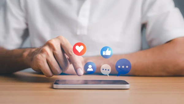 Sosyal medya ve dijital online konsept, akıllı telefon kullanan adam. Tatilde yaşamak ve sosyal medyada oynamak. Sosyal Mesafe.