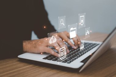 Belge Yönetim Sistemi (DMS) Çevrimiçi Belge Veritabanı. İş adamı laptop erişim dosyaları kullanıyor. Canlı ekran, belge yönetim sistemi üzerine belge kullanıyor.