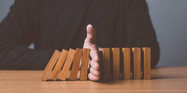 Sorun çözme, sorumluluk alma hakkında iş kadın durdurma düşen blok kavramı için masada yandan görünümü kadar yakın.