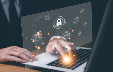 Teknoloji güvenlik sisteminin kullanıcı adı ve şifresini girmek ve hacker konseptini önlemek için klavye dizüstü bilgisayarında yazan işadamı.