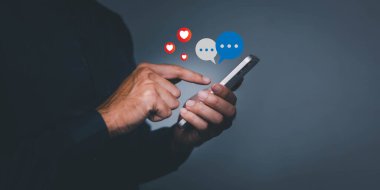 Sosyal medya ve dijital online konsept, akıllı telefon kullanan adam. Tatilde yaşamak ve sosyal medyada oynamak. Sosyal Mesafe.