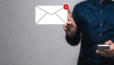 İş e-posta iletişimi ve dijital pazarlama için yeni e-posta bildirim kavramı. Gelen kutusu elektronik mesaj uyarısı alıyor. İş adamları sanal ekranda e-postaya dokunur. internet teknolojisi.