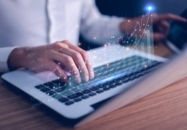 Planlama ve strateji, borsa, iş büyümesi, ilerleme veya başarı kavramı. İşadamı veya tüccar artan bir sanal hologram stoku gösteriyor, ticarete yatırım yap.