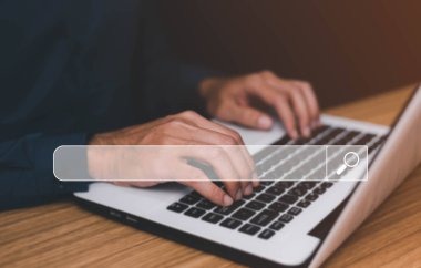 İnternet Veri Bilgi Ağı Konsepti aranıyor, internette arama yapmak için insan eli bilgisayarı kullanılıyor, motoru boş arama çubuğu ile aranıyor, arama motoru optimizasyonu, SEO