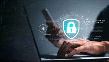 Siber güvenlik, internet ağı. Dijital asma kilitli laptop ve dijital tablet kullanan işadamı, İnternet teknolojisi ağı ve bulut hesaplamasında kişisel veri koruması