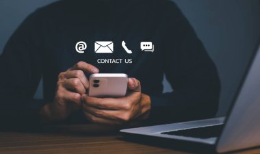 Bizimle ya da müşteri destek hattıyla iletişime geçin. Cep telefonu kullanan bir iş adamı