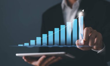 İş analizi, finansal yatırım ve teknoloji konsepti. Sanal ekranda finansal grafiğin analiz edilmesi, başarı ve büyümeye yöneliktir.