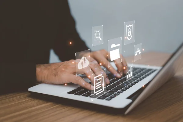 Belge Yönetim Sistemi (DMS) Çevrimiçi Belge Veritabanı. İş adamı laptop erişim dosyaları kullanıyor. Canlı ekran, belge yönetim sistemi üzerine belge kullanıyor.