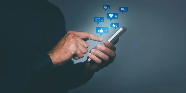 Fotokopi alanı olan cep telefonu kullanan adam, sosyal medya kavramı