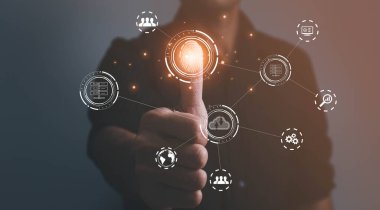 İş adamları parmak izi taraması ve biyometrik doğrulama, kişisel verilere ulaşmak için biyometrik işlemler. Dijital programların izlenmesi ve güvenlik taraması siber gelecekçi uygulamalar