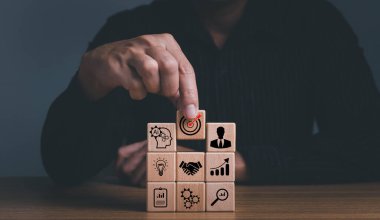 Ai İş Analizi. Tahta blok masa, iş adamı ve ok simgeleri dart tahtası hedefinin merkezine vuruyor, iş hedefleri ve odaklı konsept, kurumsal büyüme ve hedefler, pazarlama stratejisi planlaması