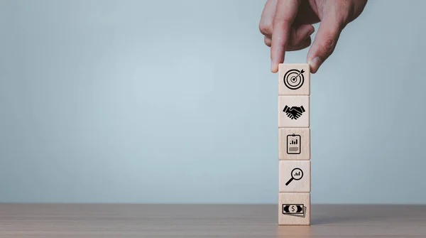 Holzwürfelblock Stapeln Mit Symbol Geschäftsstrategie Und Aktionsplan Konzept Geschäftsmann Hand — Stockfoto