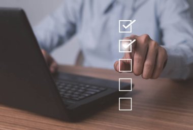 İş adamı, belge iso kontrol listesi ikonunu onaylamak için doğru işareti işaretledi. Kontrol işareti kalite güvencesi veya kalite kontrol veya QC ve iyileştirme, Standartlaştırma ve sertifika.