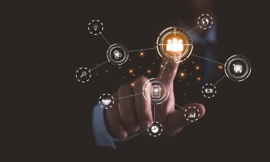 Sanal grafik insan ikonu olan HR insan kaynakları işe alım ekibi personel yönetimi konseptini gösteren bir iş adamı.