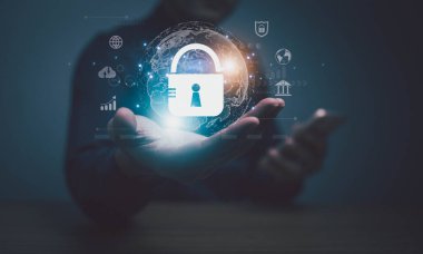 Verileri korumak için siber güvenlik ve gizlilik kavramları. Asma kilit ikonu ve internet ağ güvenlik teknolojisi. Kişisel verileri bilgisayar ekranında koruyan iş adamı, güvenli İnternet erişimi